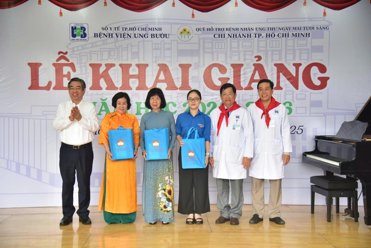 Lễ khai giảng đặc biệt tại Bệnh viện Ung bướu TP.HCM - Ảnh 3.