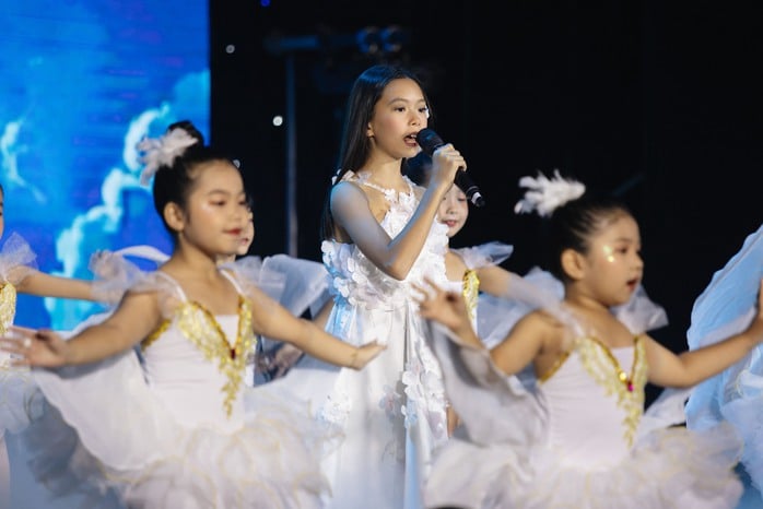 Con trai Hà Kiều Anh đệm đàn cho diva Hồng Nhung hát “Cho con”- Ảnh 8.