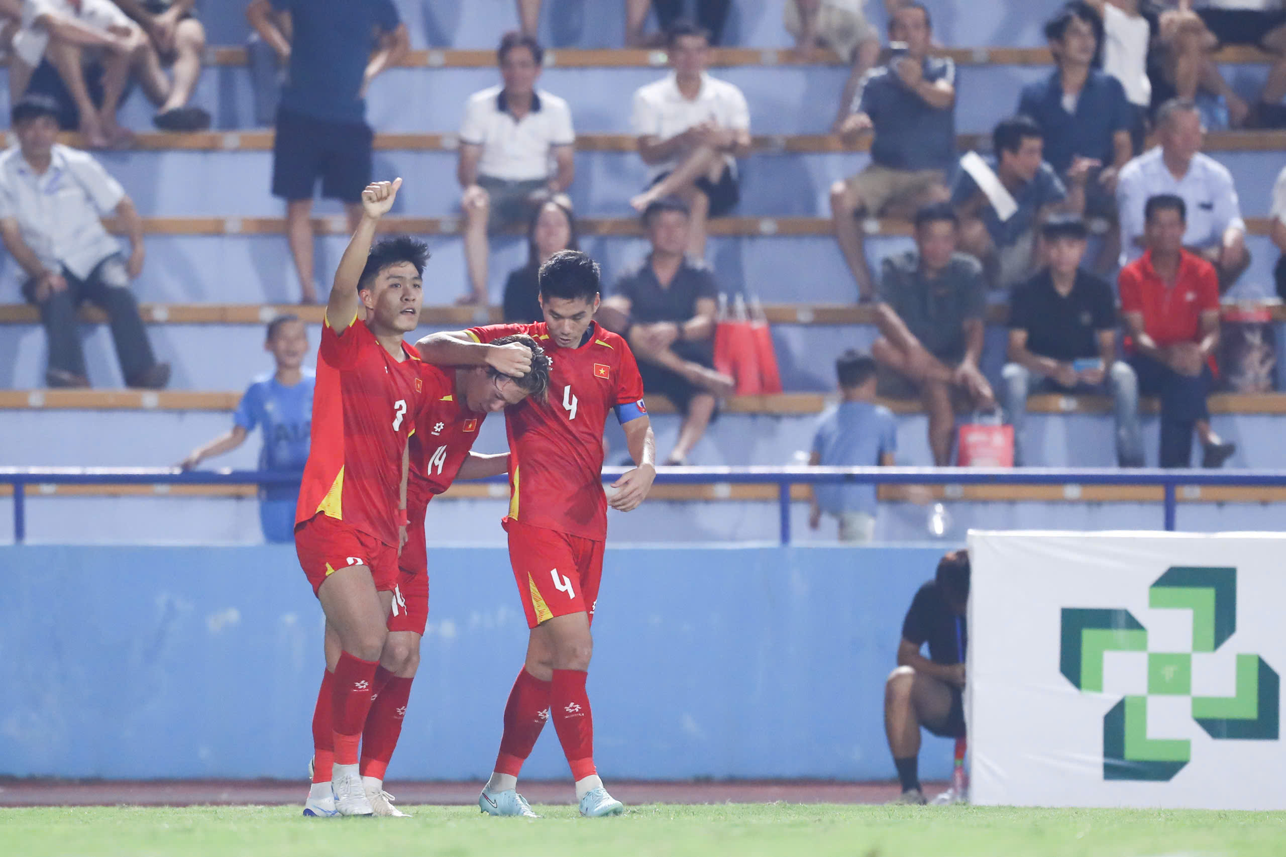 Le Viktor made history, moved by the first goal for U.23 Vietnam - Photo 2.