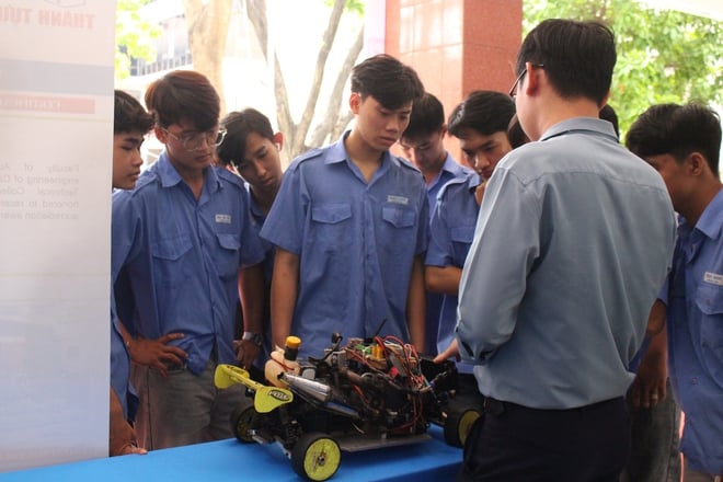 Ngôi trường gần 120 năm tuổi tất bật cho lễ khai giảng năm học mới - Ảnh 13.