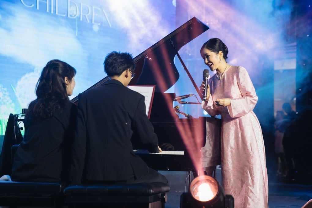 Con trai 17 tuổi của Hà Kiều Anh gây chú ý khi đệm đàn cho diva Hồng Nhung - 1