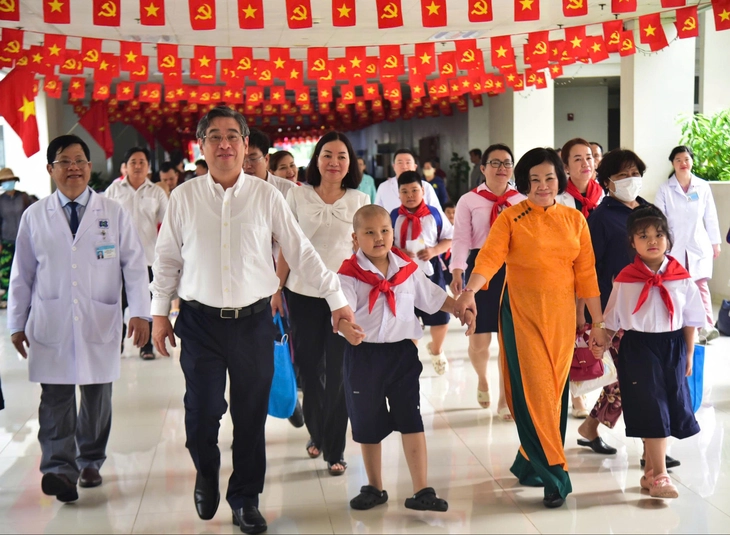 Lễ khai giảng đặc biệt tại Bệnh viện Ung bướu TP.HCM - Ảnh 1.