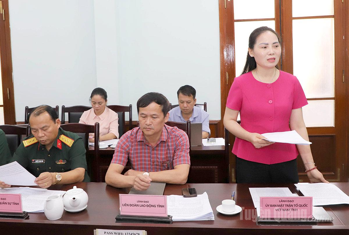 Lãnh đạo Ủy ban MTTQ tỉnh thảo luận tại phiên họp.