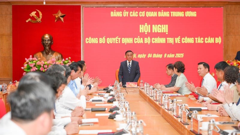 Party committees of Central Party agencies held a conference to announce the Politburo's Decision on personnel work. (Photo: THE DAI)