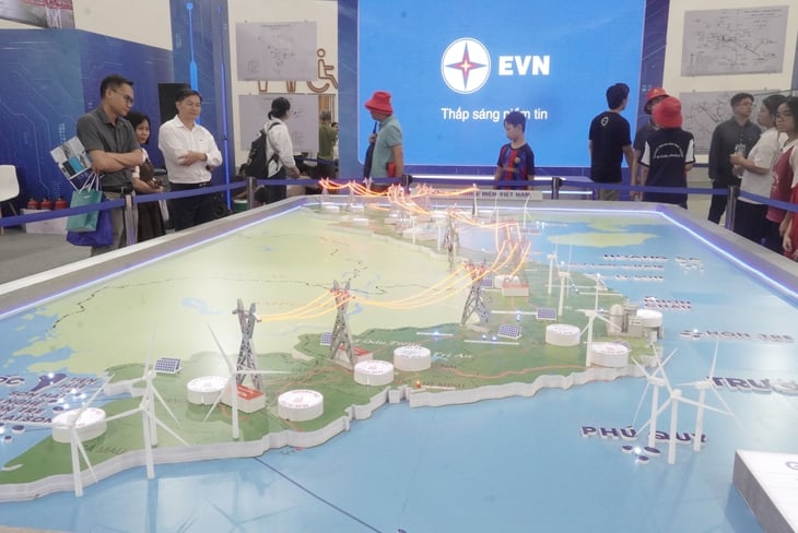 Người dân trầm trồ trước giàn khoan trên biển, đường tải điện xuyên Bắc Nam, robot biết nói - Ảnh 2.