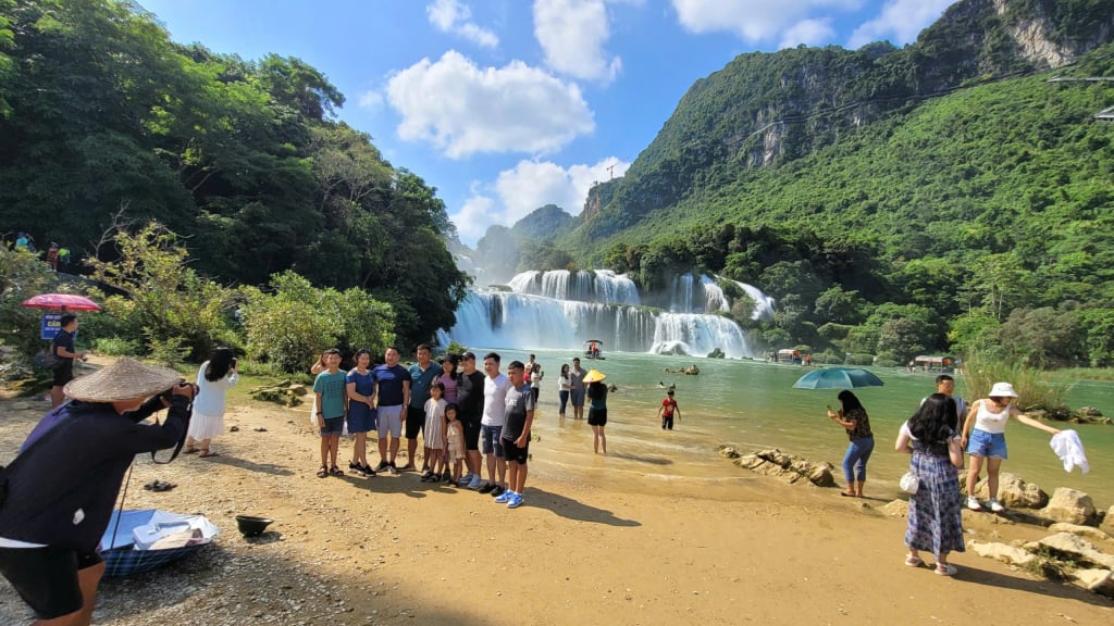 Khách du lịch tham quan thác Bản Giốc, xã Đàm Thủy.