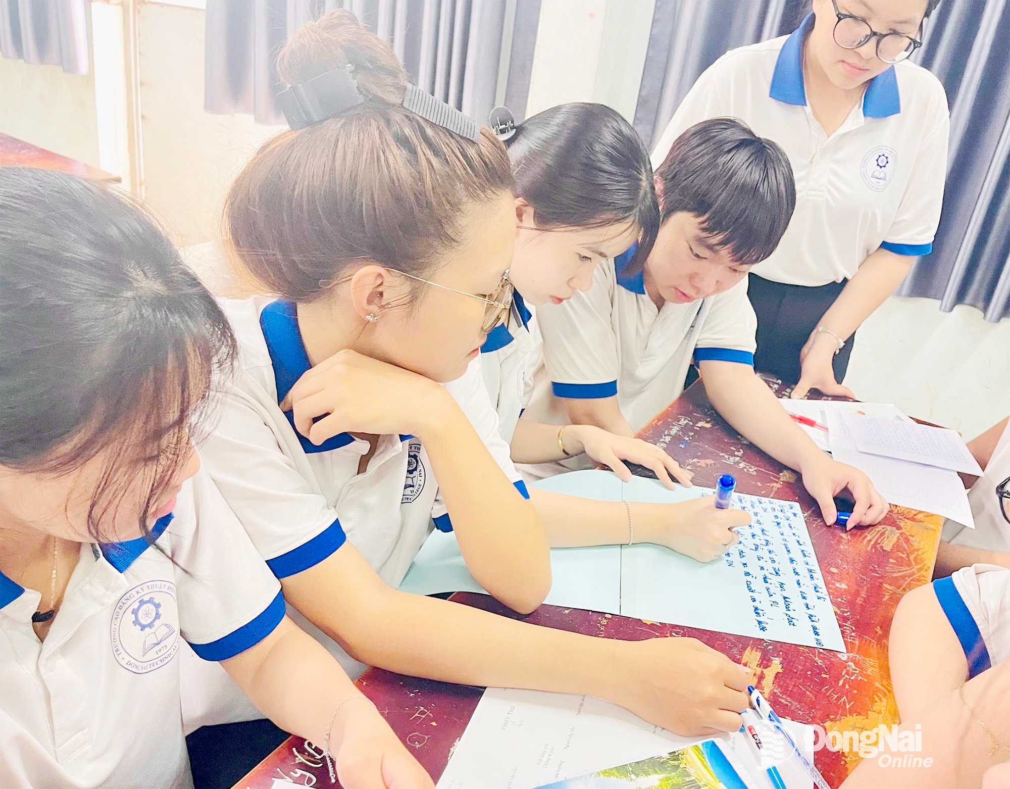 ドンナイ技術大学の生徒たちの授業風景。 写真：ハイ