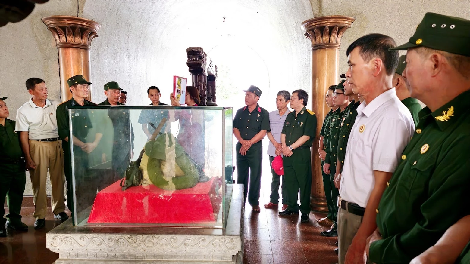 Khách đến viếng Di tích quốc gia đặc biệt Thành Cổ Quảng Trị xúc động trước những kỷ vật được lưu giữ tại Thành Cổ - Ảnh: T.T