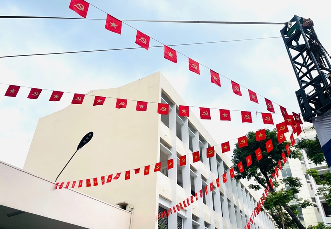Ngôi trường gần 120 năm tuổi tất bật cho lễ khai giảng năm học mới - Ảnh 1.