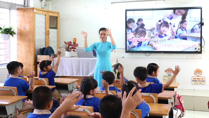 Trường Tiểu học Phạm Văn Chính (phường Phước Long, TPHCM) trang bị thiết bị thông minh phục vụ dạy học, tạo hứng thú cho học sinh