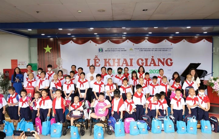 Das Onkologische Krankenhaus von Ho-Chi-Minh-Stadt verteilt Neujahrsgeschenke an kranke Kinder. (Foto: Nhu Thuy)
