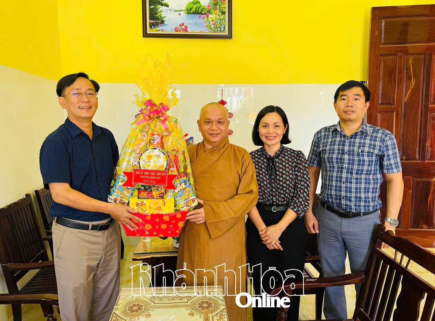 ទស្សនា និងប្រគេនអំណោយដល់វត្ត Lien Hoa។