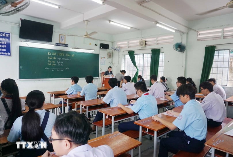 Kỳ thi tuyển sinh lớp 10 THPT với môn thi đầu tiên Ngữ văn. (Ảnh: Thu Hoài/TTXVN)