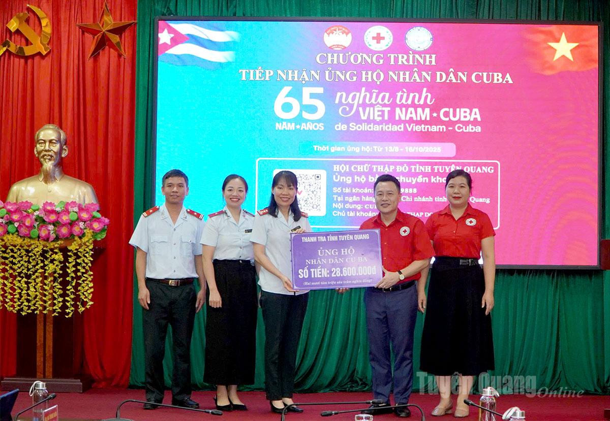 Hội Chữ thập đỏ tỉnh Tuyên Quang tiếp nhận ủng hộ của Thanh tra tỉnh Tuyên Quang.