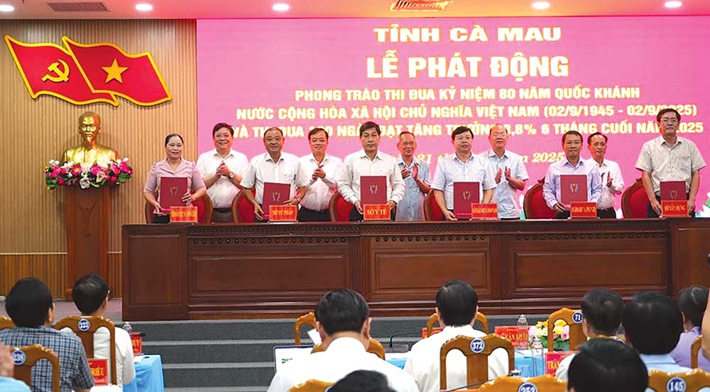 ថ្នាក់ដឹកនាំខេត្ត Ca Mau បានធ្វើជាសាក្សីក្នុងពិធីចុះហត្ថលេខាលើកិច្ចព្រមព្រៀងត្រាប់តាមរយៈពេល 180 ថ្ងៃ ដើម្បីខិតខំជំរុញកំណើន 8.8% ក្នុងរយៈពេល 6 ខែចុងក្រោយនៃឆ្នាំ 2025។ រូបថត៖ Ca Mau e-portal