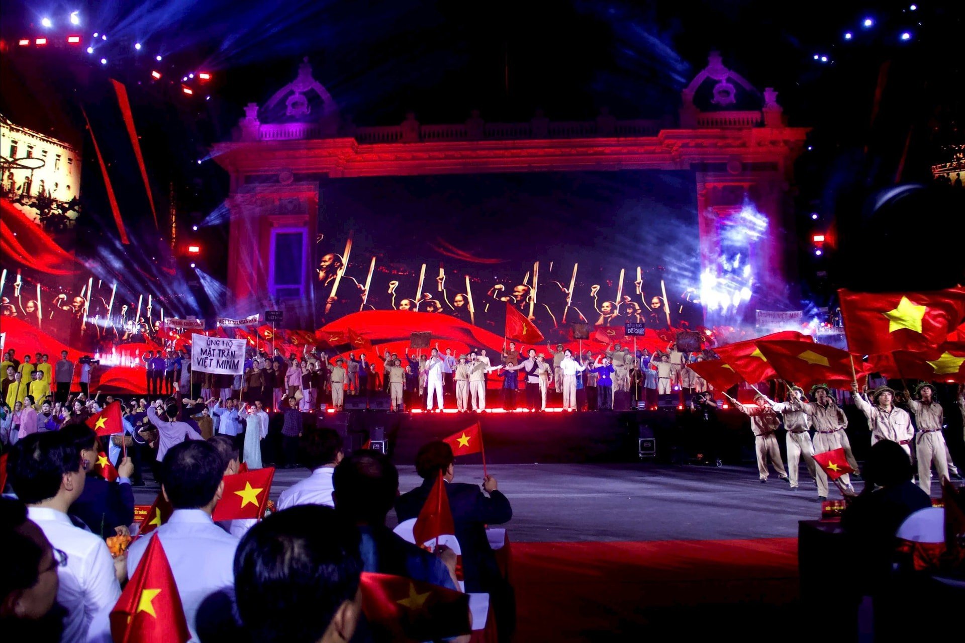 Chương trình nghệ thuật “Hà Nội - Từ mùa thu lịch sử năm 1945” tái hiện trang sử hào hùng, tôn vinh lòng yêu nước và khát vọng vươn lên của dân tộc.