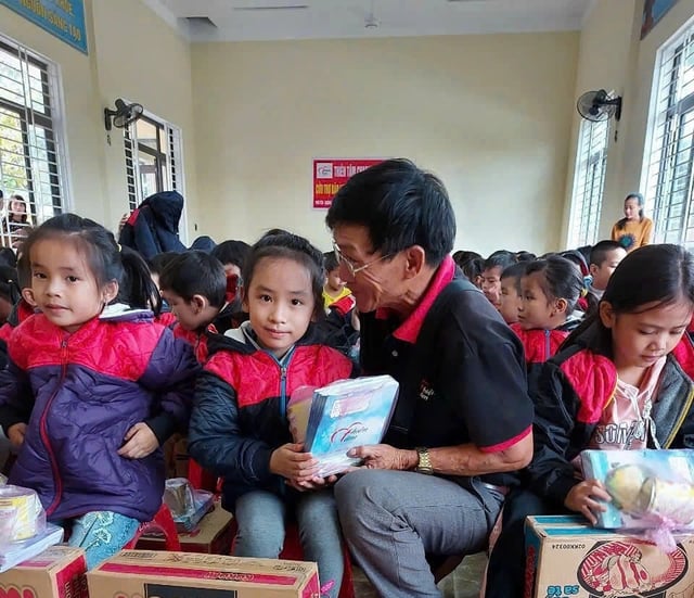 Người cựu chiến binh say mê làm thiện nguyện - Ảnh 1.