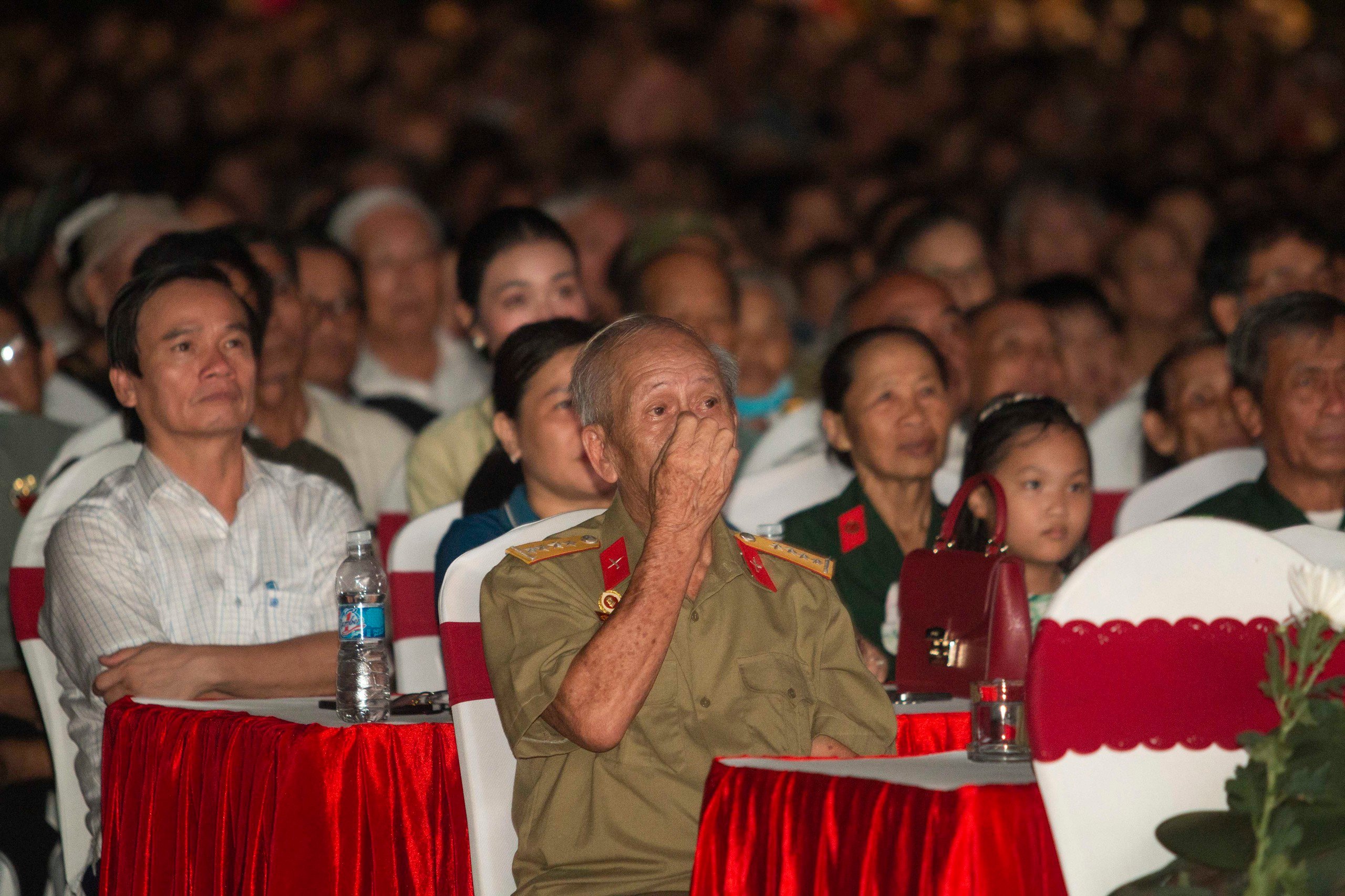 'Mưa đỏ' rơi trong lòng người dân Quảng Trị giữa đêm thành cổ- Ảnh 4.