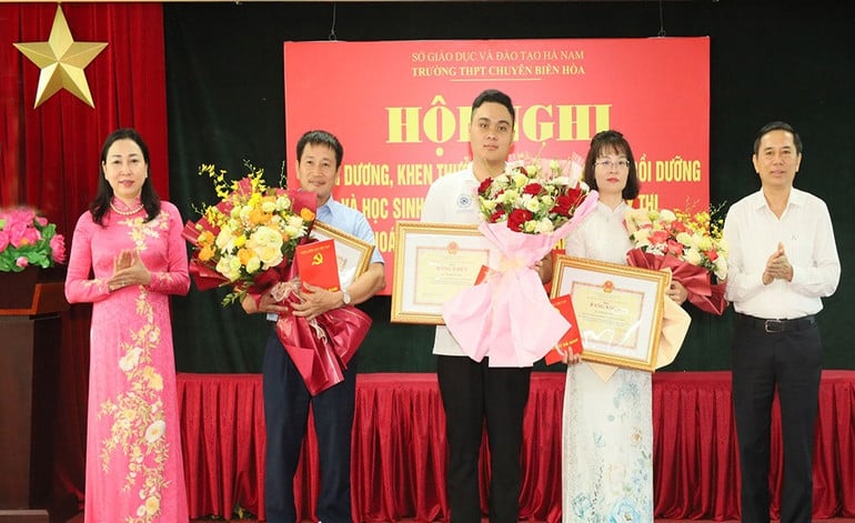 lanh-dao-tinh-ha-nam-trao-thuong-cho-em-do-trung-kien-doat-huy-chuong-vang-hoa-hoc-quoc-te-nam-2025.jpg