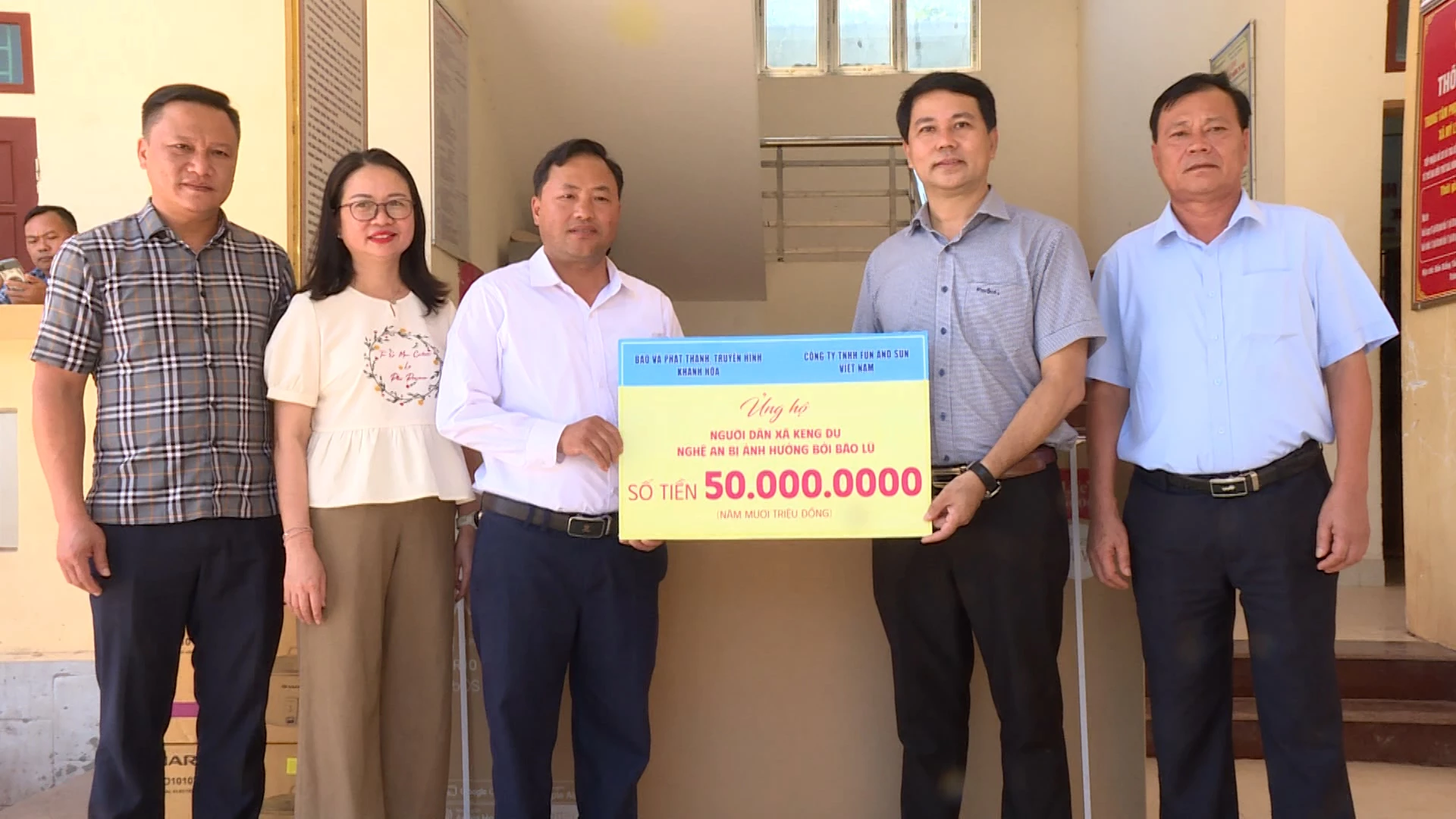 ថ្នាក់ដឹកនាំនៃកាសែត Nghe An វិទ្យុ ទូរទស្សន៍ និងអាជីវកម្មផ្តល់ជំនួយដល់ប្រជាជន Nghe An ដែលរងគ្រោះដោយព្យុះ និងទឹកជំនន់