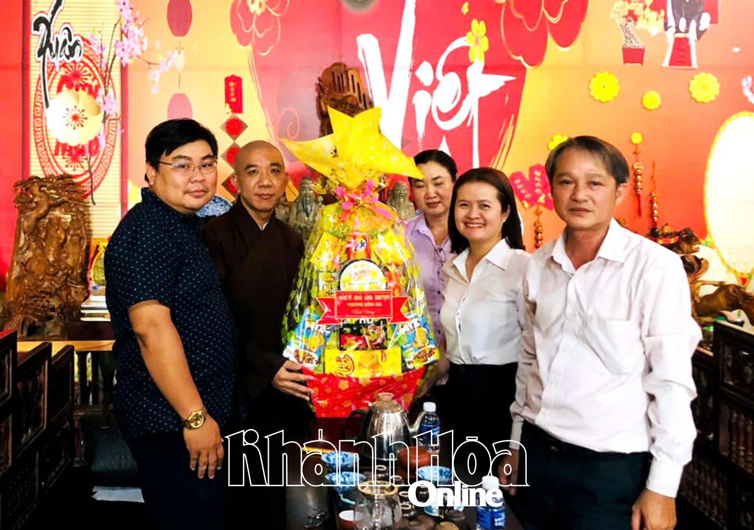 ទស្សនា​និង​ប្រគេន​អំណោយ​ដល់​វត្ត​ហាយឡុង។