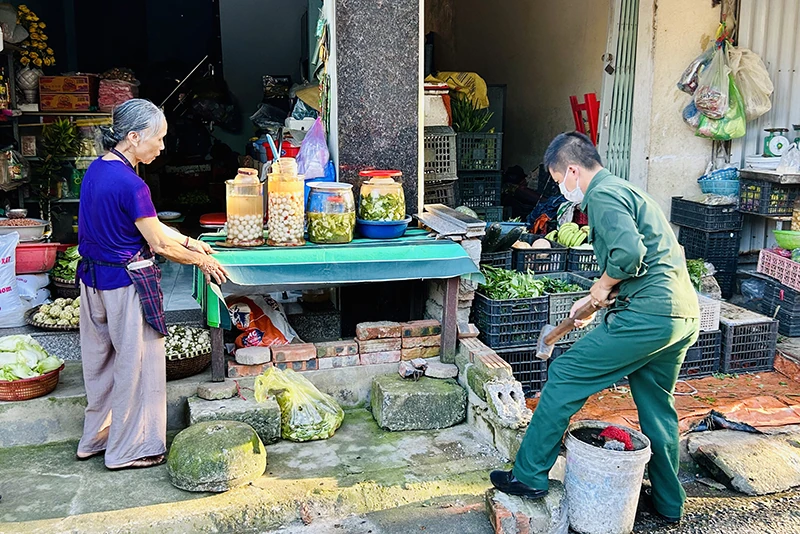 បើកយុទ្ធនាការដោះស្រាយស្ថានភាពផ្សារបណ្ដោះអាសន្ននៅសង្កាត់ Hac Thanh
