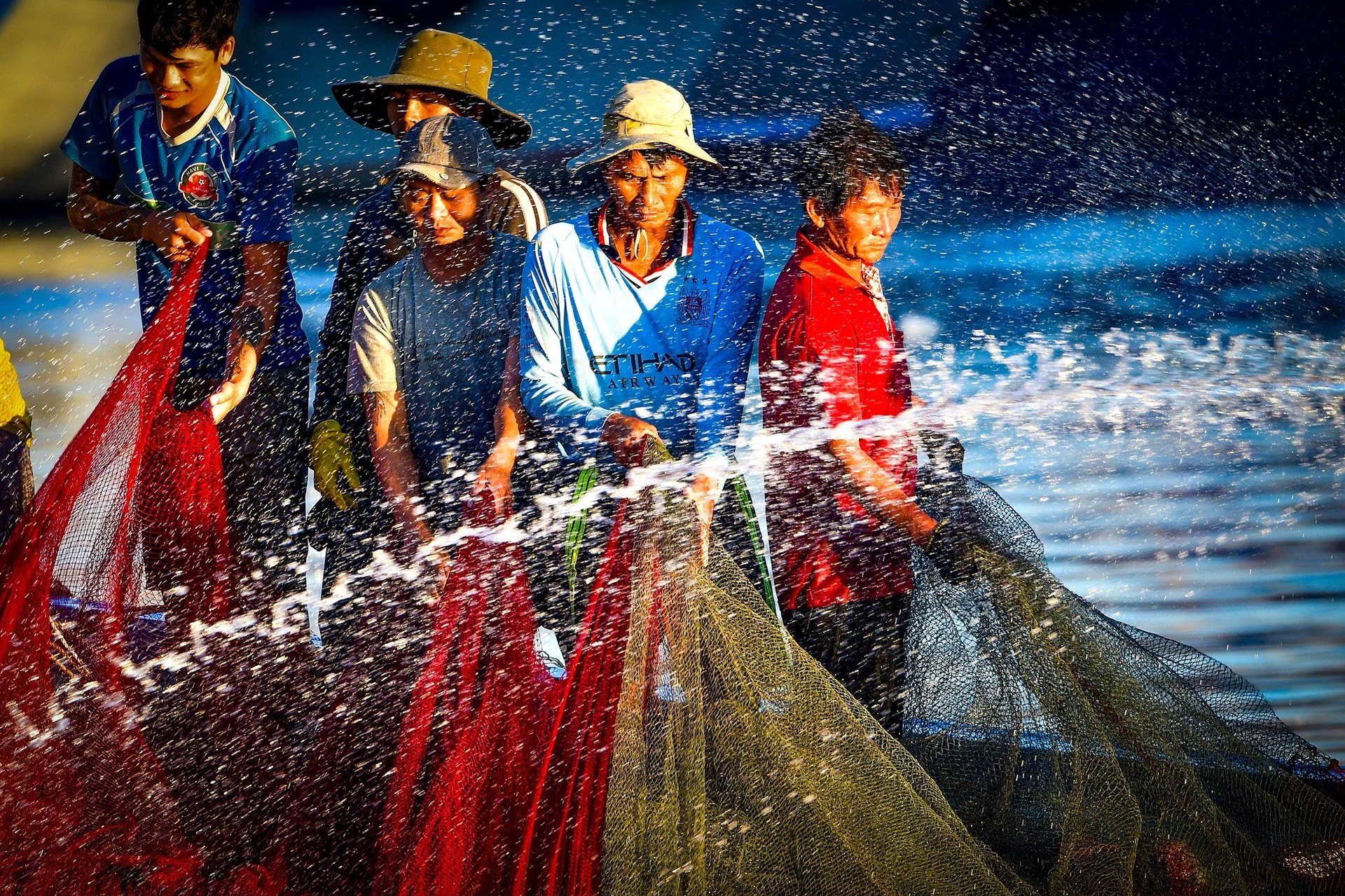 Ngư dân chuẩn bị ngư lưới cụ cho chuyến biển dài ngày
