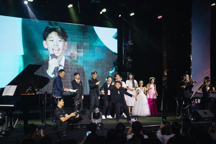 Con trai Hà Kiều Anh đệm đàn cho diva Hồng Nhung hát “Cho con”- Ảnh 7.