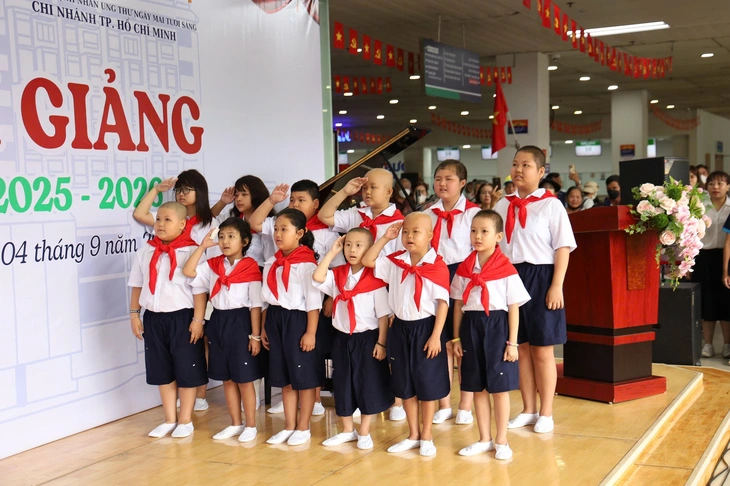 Lễ khai giảng đặc biệt tại Bệnh viện Ung bướu TP.HCM - Ảnh 2.
