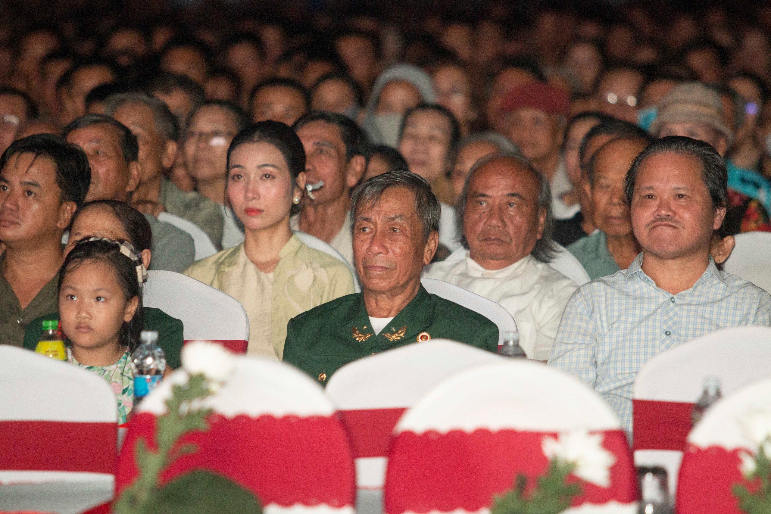 'Mưa đỏ' rơi trong lòng người dân Quảng Trị giữa đêm thành cổ- Ảnh 7.