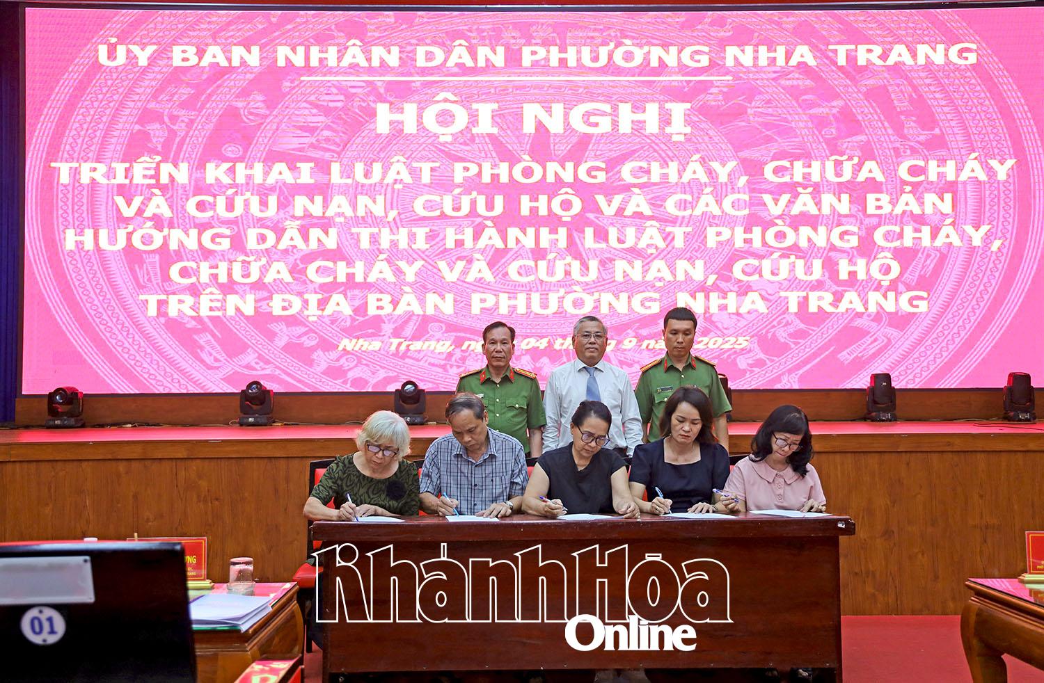 តំណាងគ្រួសារ ទីភ្នាក់ងារ អង្គការ ផលិតកម្ម អាជីវកម្ម និងសេវាកម្មបានចុះហត្ថលេខាលើការប្តេជ្ញាចិត្តដើម្បីធានាការការពារ និងសុវត្ថិភាពអគ្គីភ័យ។