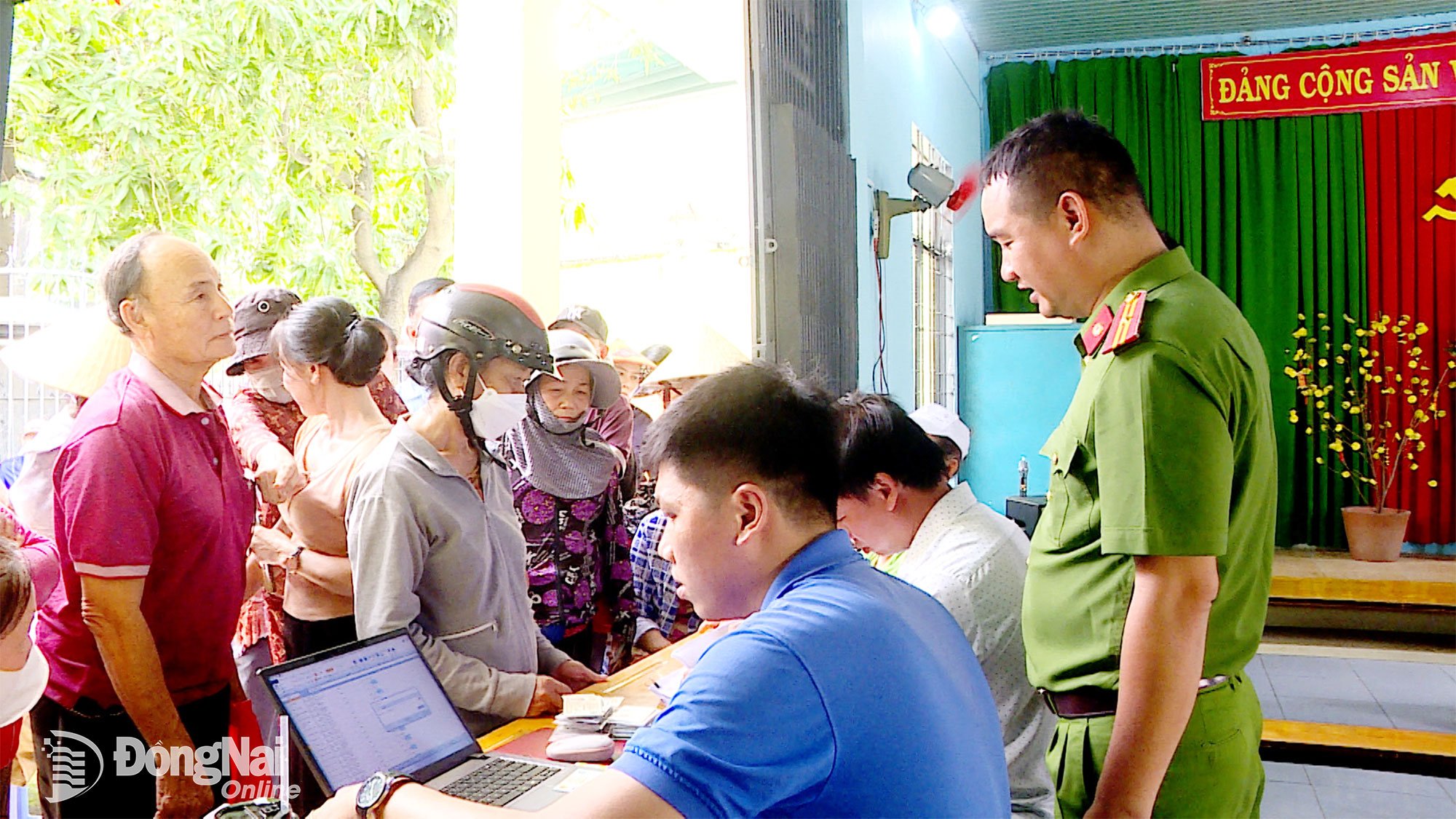 Người dân phường Biên Hòa, tỉnh Đồng Nai nhận quà Lễ Quốc khánh 2-9 do Chính phủ tặng. Ảnh: Tân Phạm