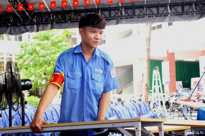 Ngôi trường gần 120 năm tuổi tất bật cho lễ khai giảng năm học mới - Ảnh 7.