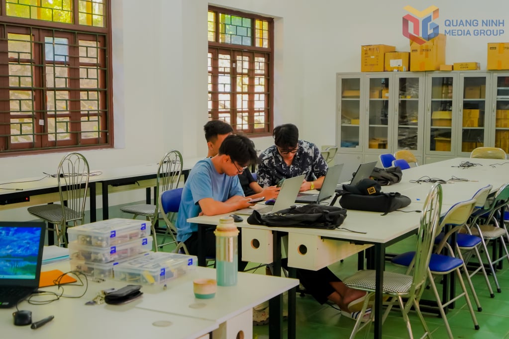 La mayoría de las carreras de la Universidad de Industria de Quang Ninh se centran en los recursos humanos y la manufactura de la provincia. Foto: Lan Anh
