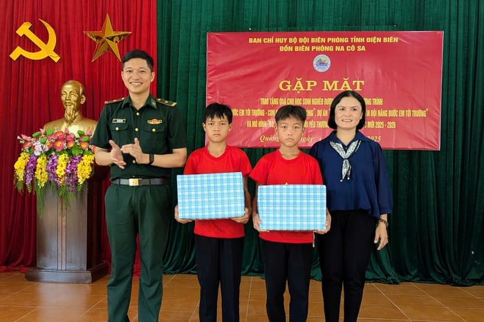 Trao tặng 38 suất quà động viên học sinh nghèo trước thềm năm học mới - Ảnh 2.