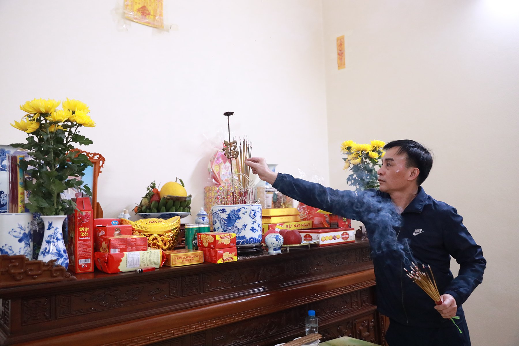 Độc đáo lễ hội đốt cả 'núi' vàng mã cho dân làng lấy đỏ ở Hà Nội - Ảnh 12.