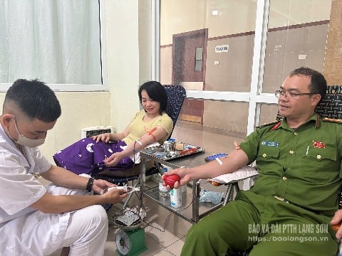 Hai tình nguyện viên hiến máu đột xuất tại Bệnh viện Đa khoa tỉnh