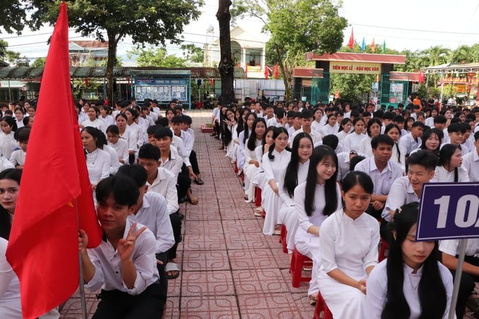 Quảng Trị: Xúc động hình ảnh Biên phòng cõng học sinh qua suối đến trường khai giảng năm học mới - Ảnh 6.