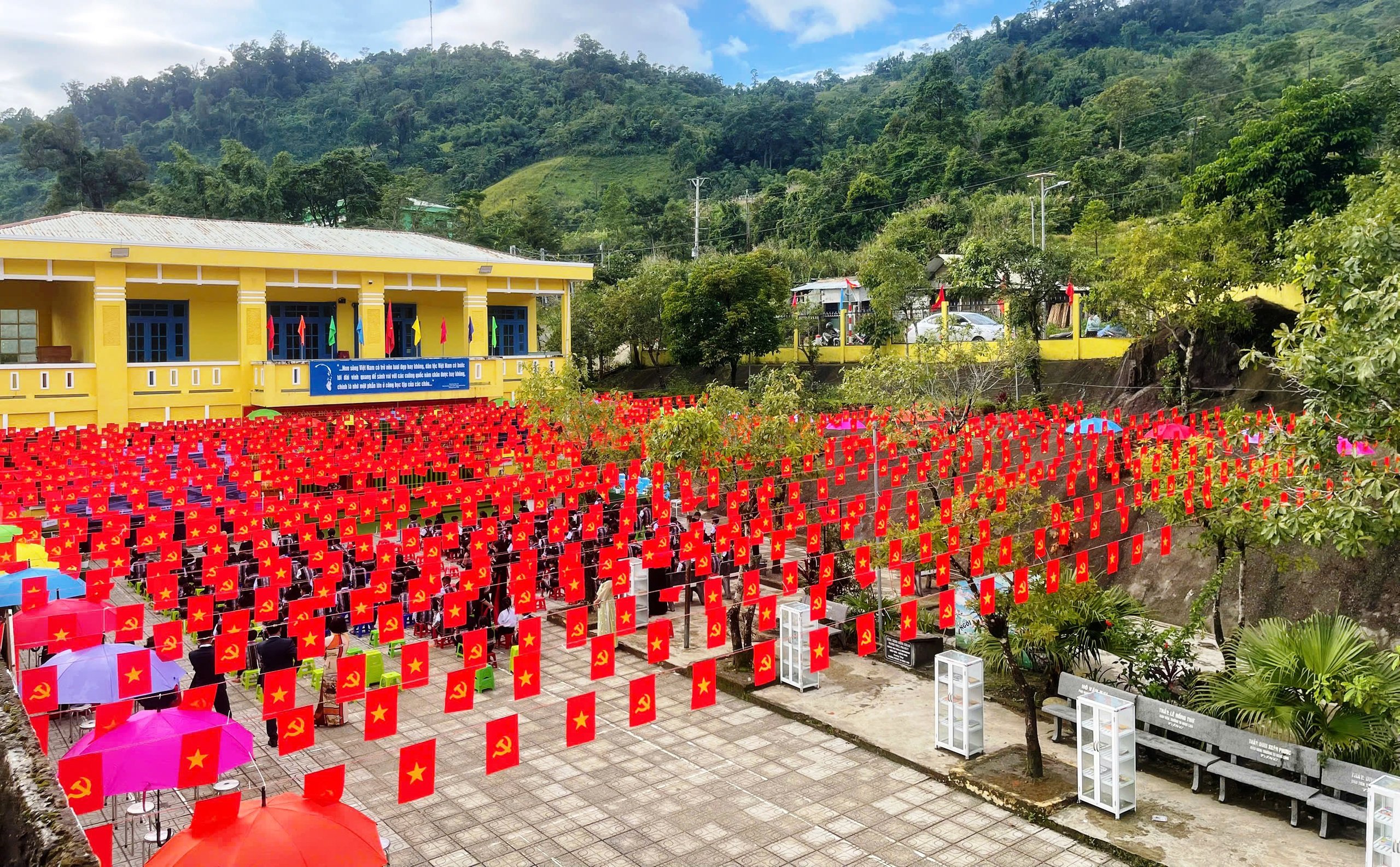 Khai giảng đặc biệt ở lưng chừng núi: 'Những ân tình không thể đong đếm' - Ảnh 1.