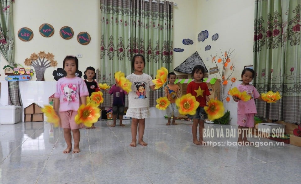 Các cháu Trường Mầm non Tân Minh tập luyện văn nghệ chuẩn bị lễ khai giảng năm học mới 
