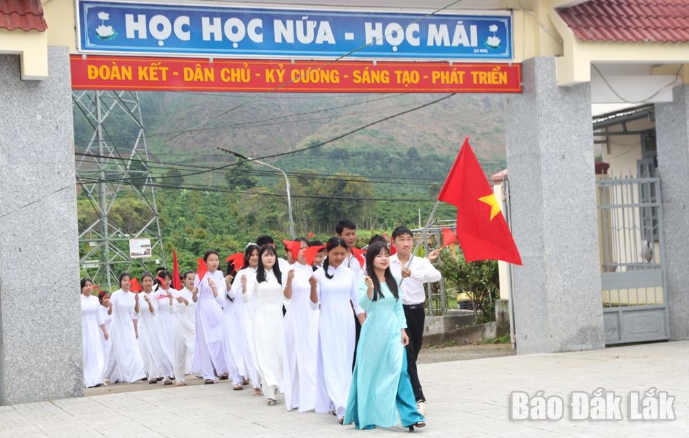 Các em học sinh lớp 10 hân hoan bước vào năm học mới.