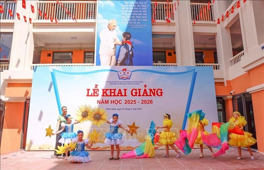សិស្សានុសិស្សបានហាត់សមយ៉ាងសាទរ និងសម្តែងការសំដែងពិសេស និងសប្បាយរីករាយសម្រាប់ថ្ងៃបើក។ រូបថត៖ VNA