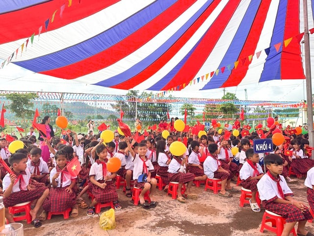 Trường vùng cao Quảng Ngãi phát động nuôi heo đất gây quỹ giúp học sinh mồ côi - Ảnh 1.