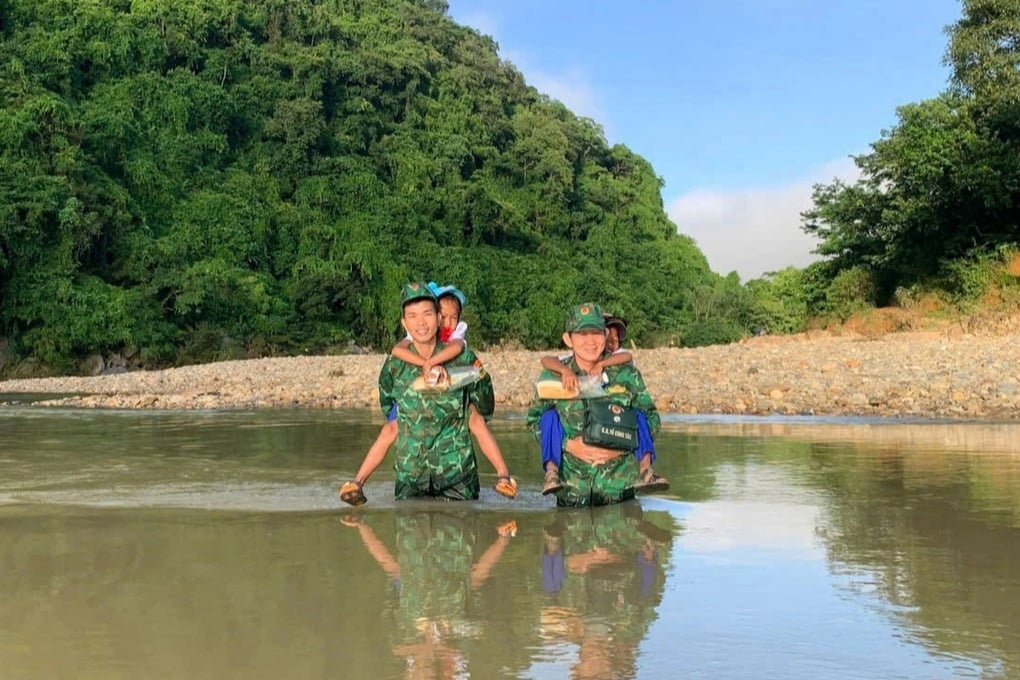 Chiến sĩ biên phòng lội suối vào bản, cõng học sinh đi khai giảng - 1