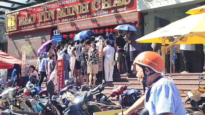 Nghẹt thở trước tiệm vàng , hàng trăm người xếp hàng chờ mua vàng ở Hà Nội - Ảnh 2.
