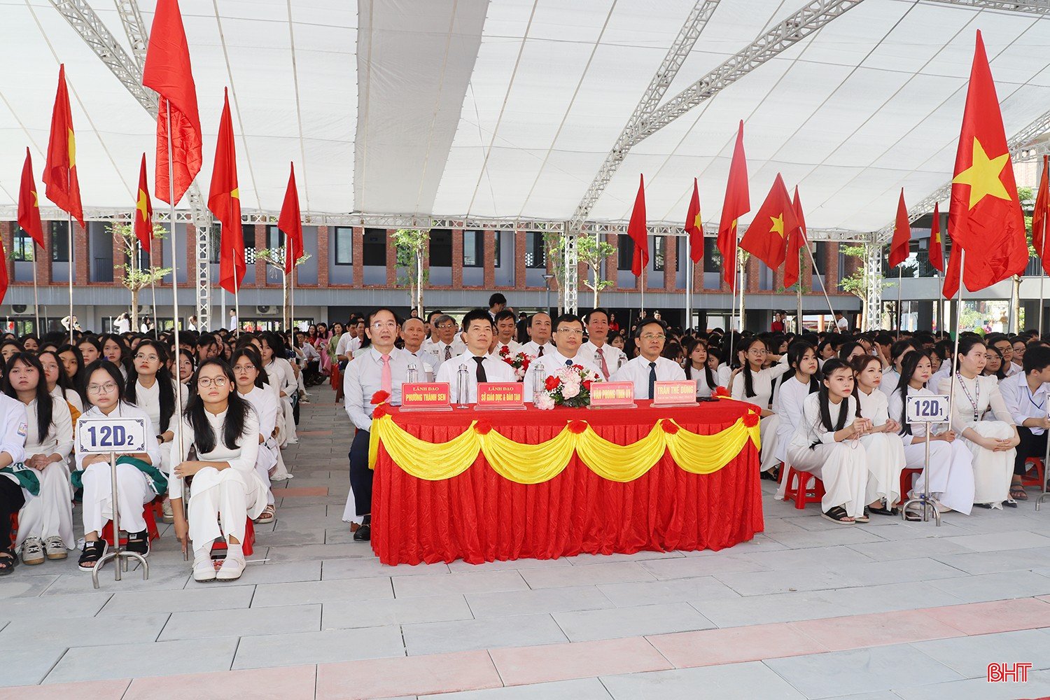 Phó Bí thư Thường trực Tỉnh ủy Trần Thế Dũng và các đại biểu tham dự Lễ khai giảng tại điểm cầu Trường THPT Phan Đình Phùng (phường Thành Sen).