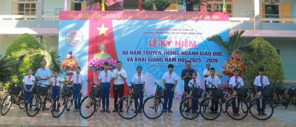 Báo Thanh Niên tặng 20 xe đạp cho các em học sinh nghèo Quảng Trị- Ảnh 1.