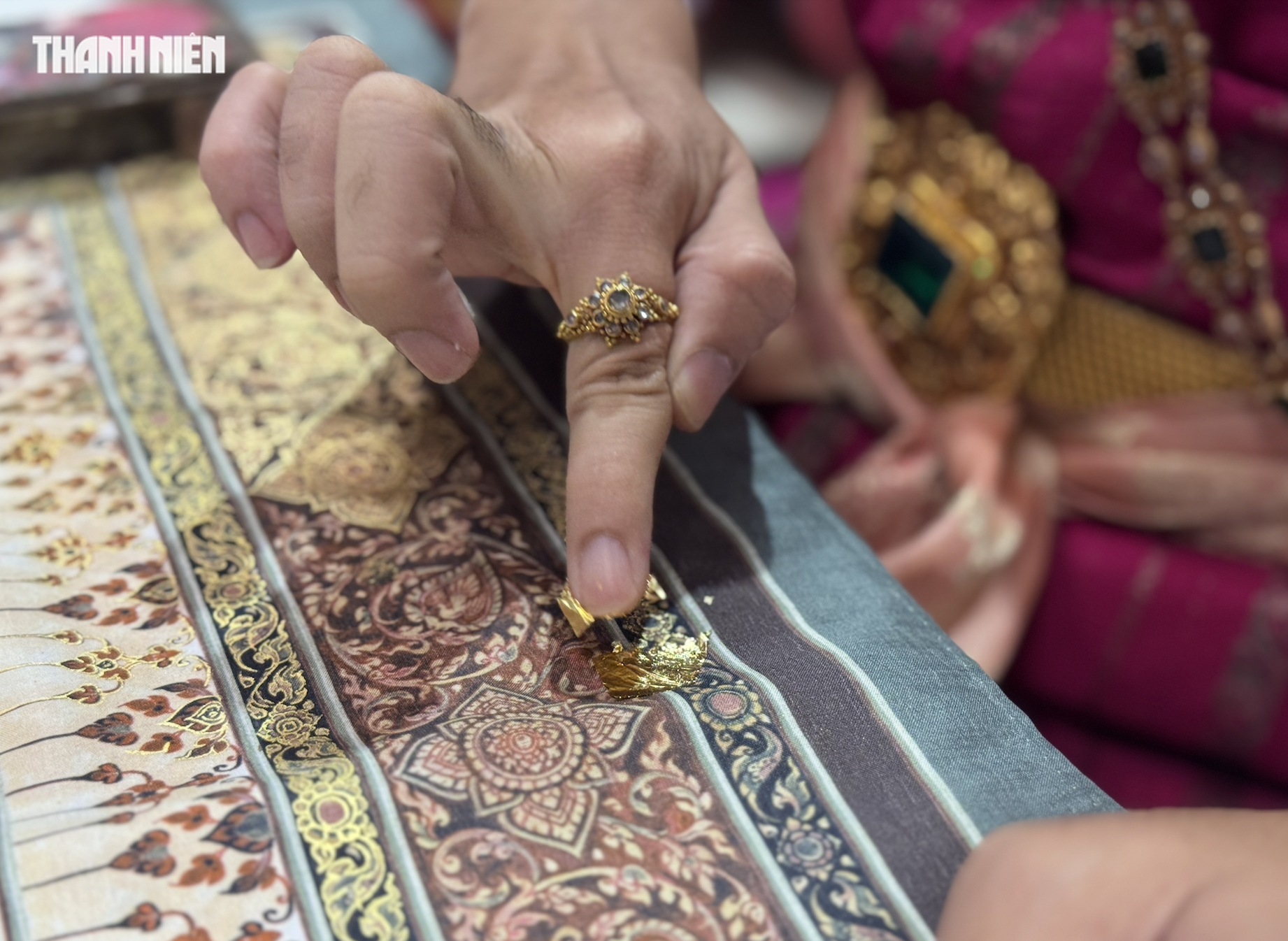 Trai đẹp Thái Lan hồi sinh vải thất truyền 400 năm gây 'sốt' hội chợ du lịch- Ảnh 2.
