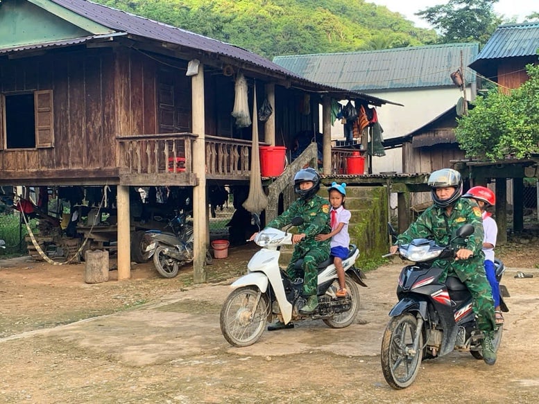 Lính biên phòng cõng các em nhỏ vượt suối đến trường trong Ngày khai giảng- Ảnh 2.