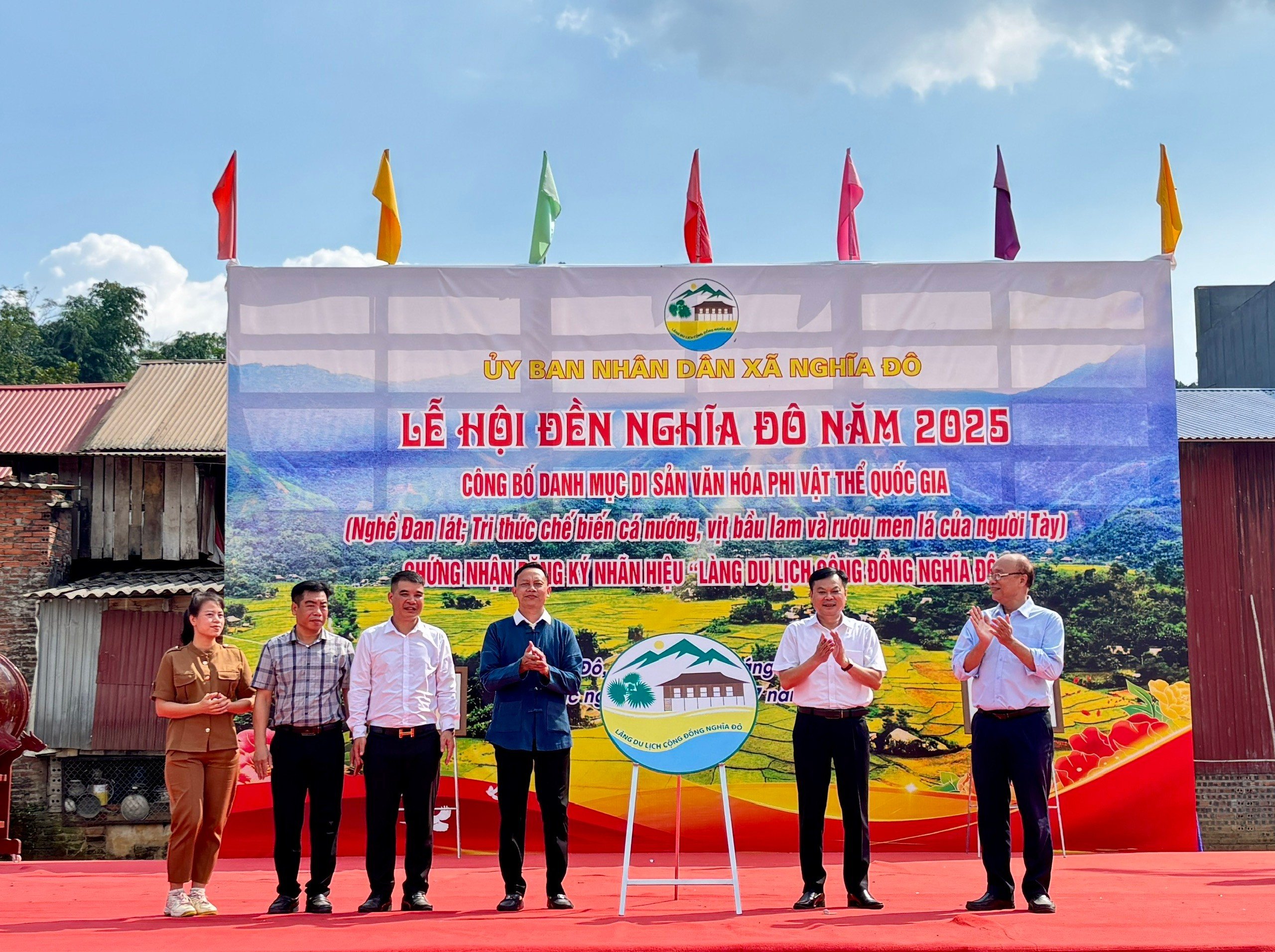 trao-quyet-dinh-cua-bo-khoa-hoc-va-cong-nghe-chung-nhan-dang-ky-nhan-hieu-lang-du-lich-cong-dong-nghia-do.jpg